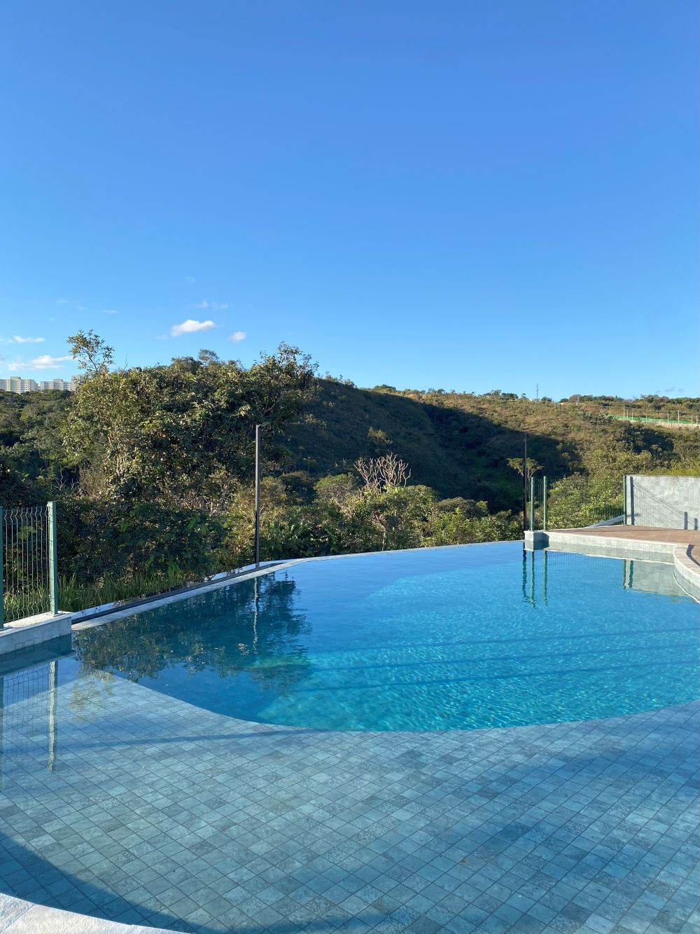 Piscina virada para mata